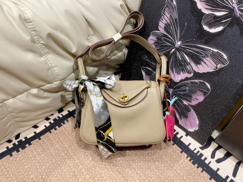 Folding box ? Airplane Box
Hot products, hot products, beautiful
Hermes Lindy Mini
Super versatile!
Size：19*12cm