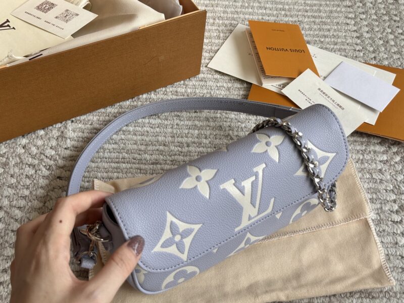 79eba32a55.jpg 225 boxes
size:22*12cm
L Home Cream White Ivy Woc
Real milk dripping~Super suitable for summer
Mahjong bag with double chain design
Can be carried diagonally, single shoulder, or handheld
The built-in card slot is cute and easy to use!