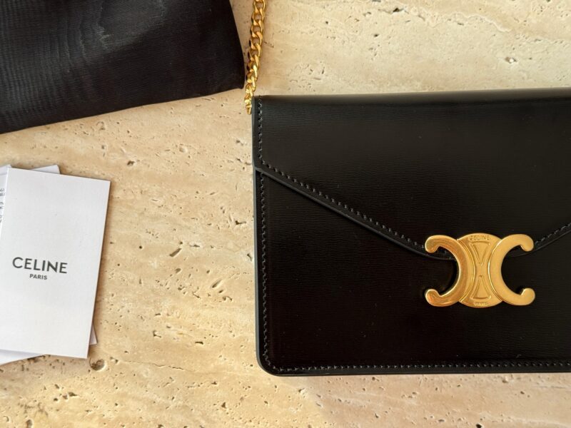 215 boxes
size：20*13cm
CELINE | The cost-effectiveness of the Arc de Triomphe WOC is too high!
The crossbody bag is so beautiful haha!
Breaking the conventional square design, the entire bag shape has been made more obedient~It has a strong academi...