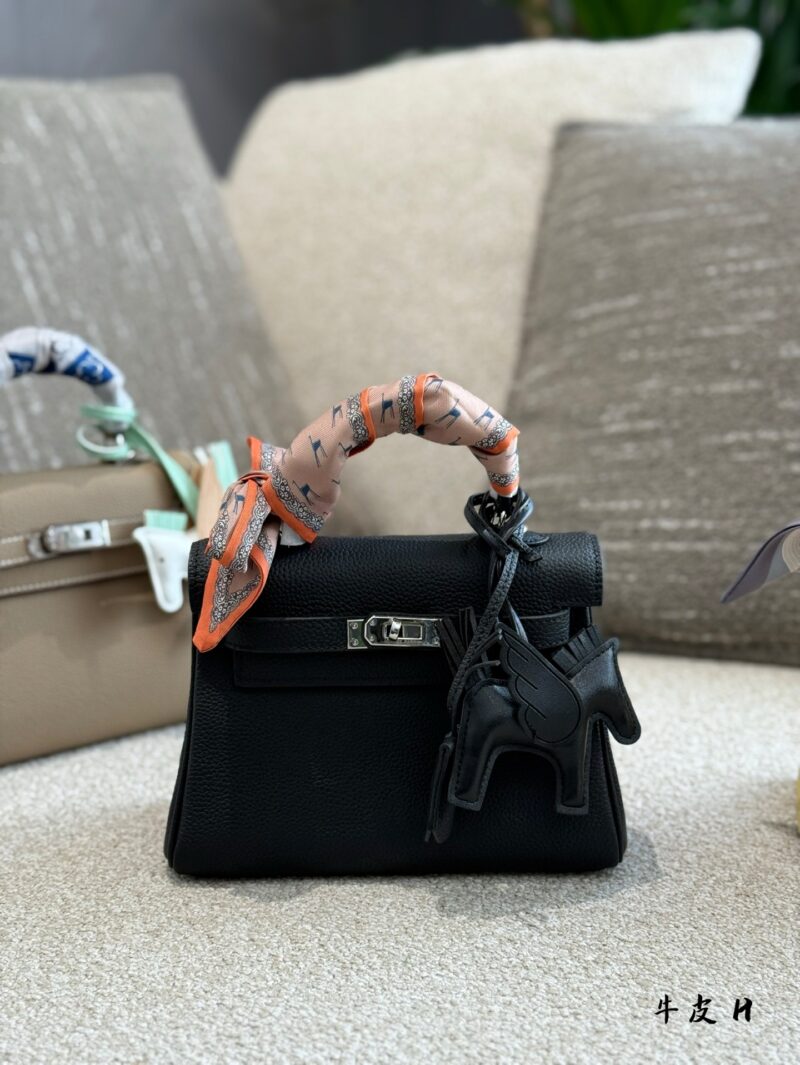 79f2ded9f5.jpg Cowhide P330
High quality texture, versatile upper body, super stylish!!
Hermes MiniKelly II,
Suitable size for all age groups, playful and cute to carry~20cm