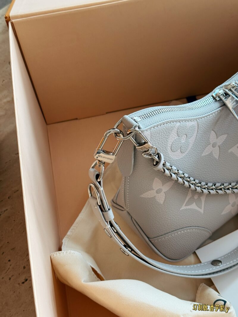 7a0b1914a4.jpg 235 box high order version
size:29*16cm
L family taro purple horn bun
Under white light, it appears gray and warm. Under warm light, it leans towards purple and is very warm. Oil droplets are gray purple!! Too much love~
Two shoulder straps can be ...