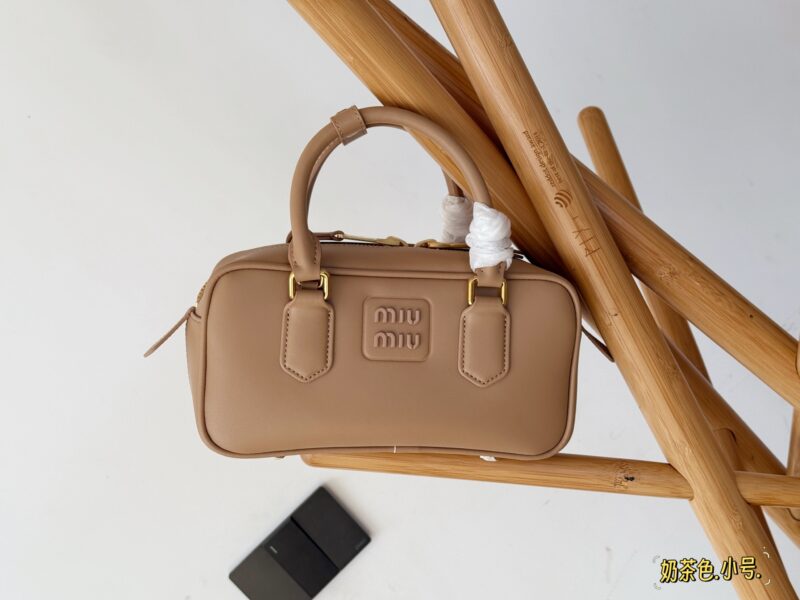 7a13e4965f.jpg 250 255 Upgraded Edition Box
Size: 23x11cm (small)
28.5 * 4cm (large)
Miumiu bowling/briefcase/
The sweetness of the bag is just right!
It's hard not to love!
Can be carried by hand or slung diagonally
It's definitely not a small waste bag! Full cap...