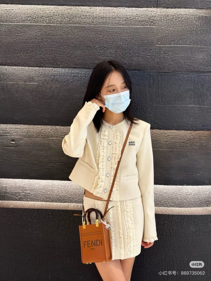 A small and exquisite bag!