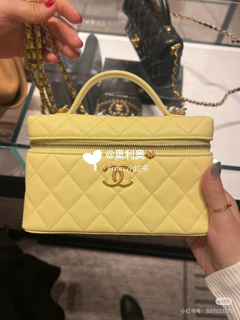 7a31c59c70.jpg Chanel 25p Chicken Yellow! It is said that it has been very popular recently?
The bag weighs very light
Bright Chicken Yellow
I'm already looking forward to spring~