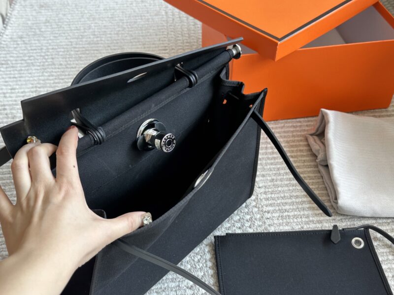 275 boxes
size：31*26cm
Hermes handbag
Canvas shopping bag ?
A bag that is easy to pack in physical form
Recently, I have been carrying my back while traveling
There is texture! Super advanced!
Its capacity is very friendly ..