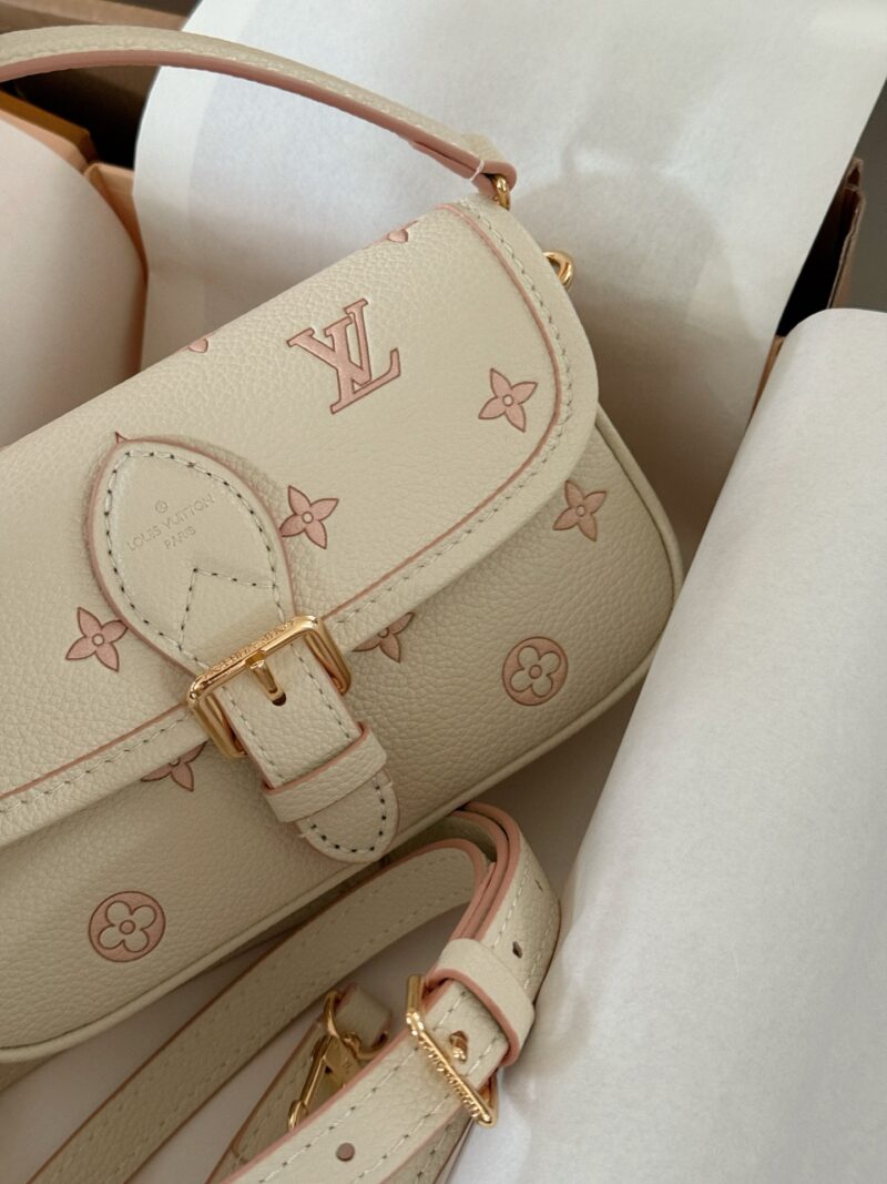 7a4103b525.jpg 180 box upgrade version
size:19*11cm
L Family Diane Stick
Nano size has arrived
I can't believe it!
May Women's Bag New Product - Cream Nut Color
Mobile phone+powder+lipstick+lipstick+small tissue+small wet towel