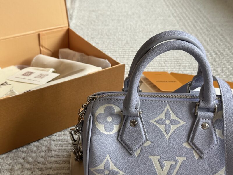 255 new model (with box)
size：20*14cm
L Home SS23 Speedy 20
Experience the joy of purple together~
Carrying a small bag, I really love it, love it~
?? Purple;
Search: Lv nano
