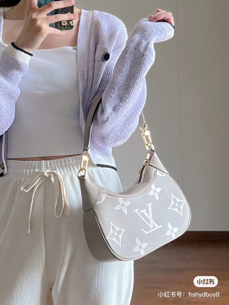 Here's the limit two again. Choose Lv bagatelle armpit bag, Lv bagatelle black and elephant gray
Both colors are absolutely beautiful, it's hard to choose who to like better. The two shoulder straps under the armpits are amazing, and even a crossbody...