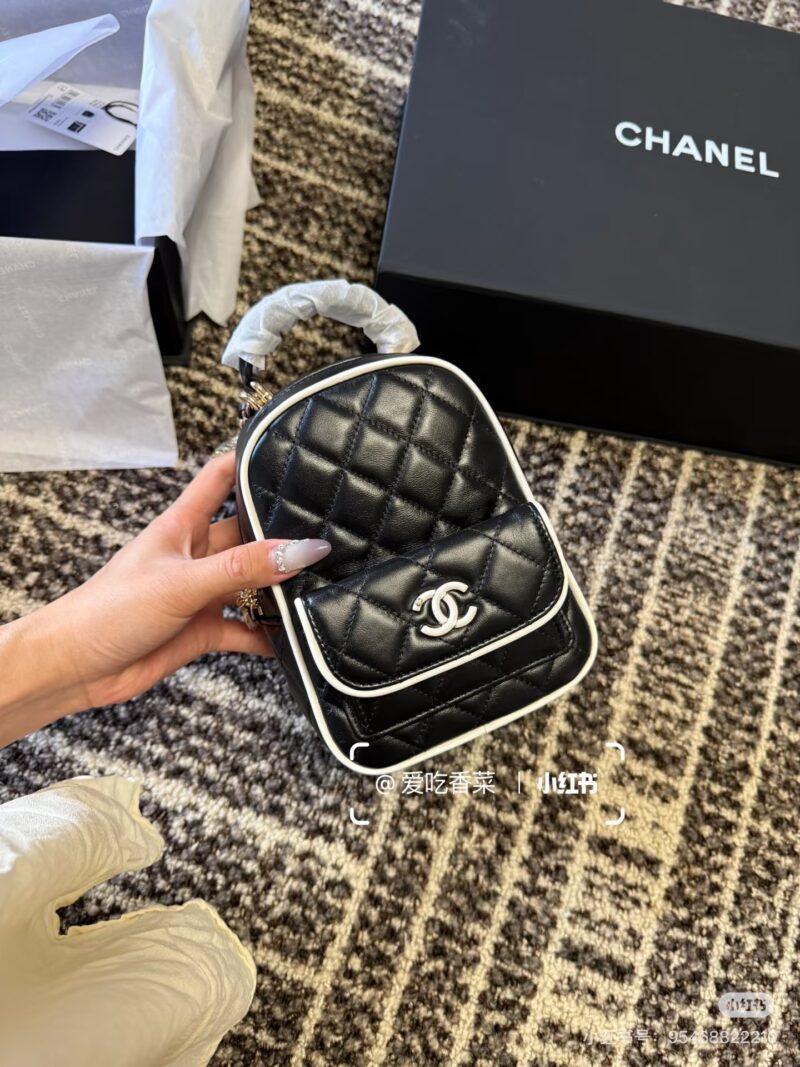7a63ae6cf2.jpg Chanel Panda colored Shoulders