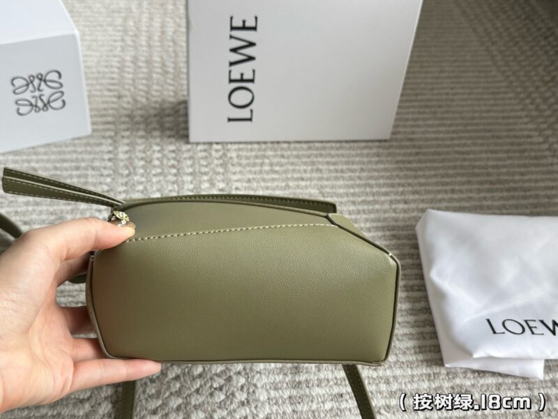 7a6d34d038.jpg 235 260 box
Size: 18 * 11cm (small size)
24 * 15cm (large size)
Loewe Geometry Package Puzzle
A very textured color,
Grey blue Puzzle Edge is very advanced!
?? Cowhide quality!
Completely hold on!