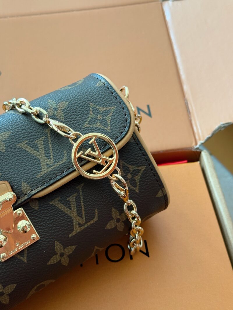 220 boxes
size：20*11cm
L Home CAMILLE Handbag
Wearing a small dress in summer should be absolutely stunning!
Exquisite and compact, it can still be installed!
There are three more ways to memorize! This should be the next stock shortage king