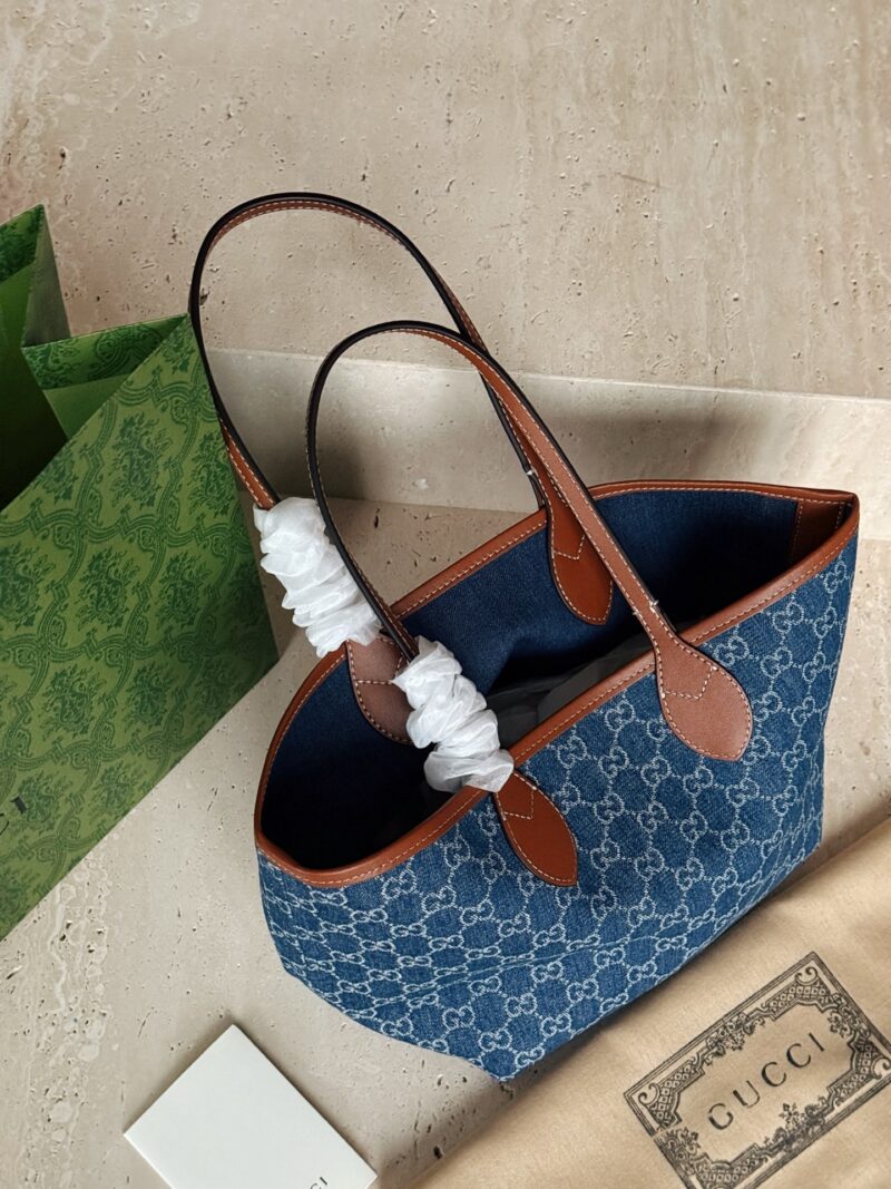 7a7a2e4050.jpg 220 no box with paper bag
Size: 20 (base width) * 35 (top width) * height 21cm
GG new double-sided shopping bag
It can be used both on the front and back with Tote!
Sisters like me who want many styles! Too practical! Small tote like giant outfit