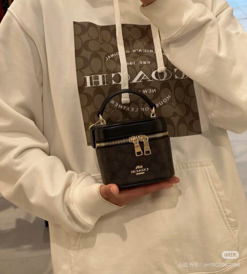 7a7cc27855.jpg Chanel? Coach? The latest small square box bag is super charming and can hold foldable phones
Lipstick keys are very versatile
Small and exquisite, this is not a proper concave shaped artifact
