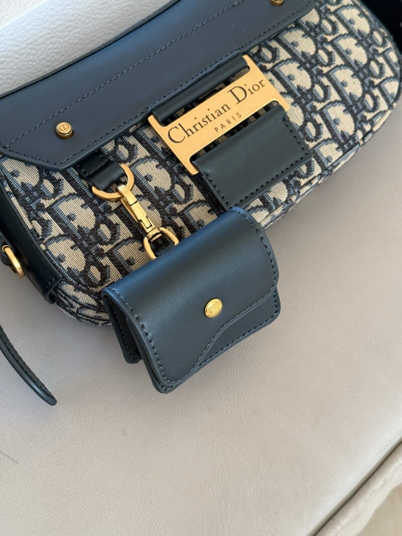 7a826271ad.jpg 340 box
size:24*14cm
Top up super cool DIOR Streetchic handbag
The large metal plaque design has a cool punk vibe from ancient times!
The wide shoulder straps are adjustable on both sides, allowing it to achieve multiple back styles