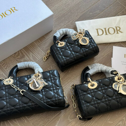 Dior lady's new long sheepskin full set packaging
Dior's all-new D-joy is making a strong comeback, with the rhythm of a big hit. The bag comes with two shoulder straps and multiple back styles, making the upper body both beautiful and stylish. The c...