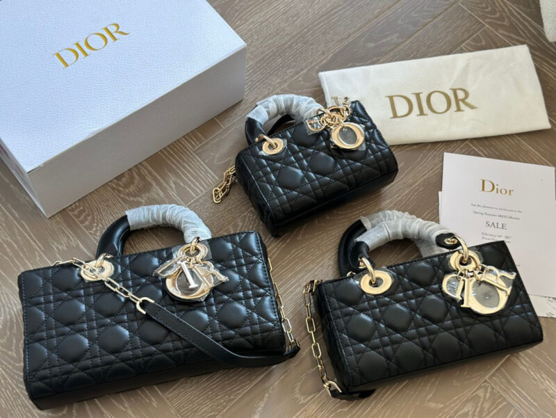 Dior lady's new long sheepskin full set packaging
Dior's all-new D-joy is making a strong comeback, with the rhythm of a big hit. The bag comes with two shoulder straps and multiple back styles, making the upper body both beautiful and stylish. The c...