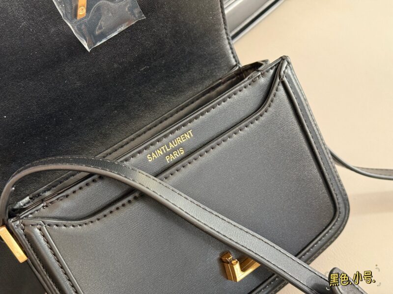 7a8ccabe13.jpg 225 230 box upgrade version
Size: 17 * 13cm (small)
23 * 16cm (large)
ysl Solferino
Original factory fine toothpick patterned Box cowhide,
The hand feel and flexibility of the leather surface are both very good!
The newly designed "L" letter is spli...