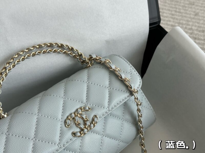 7a972408fa.jpg 210 box
size:19*10cm
Xiaoxiangjia 23Kelly Mobile Bag
This bag type is a whole love to live in
Little Kelly Grandma/Exquisite and Cute/
You can put your phone on
Can be carried by hand or slung diagonally
The caviar cowhide is too perfect!