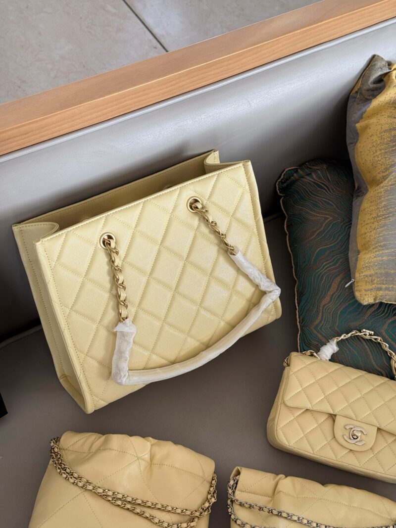 265 box
Grandma Xiang's color is absolutely stunning/stunning
size：30*24cm
Xiaoxiangjia Tote Shopping Bag "Buy One Get One Free"
Shopping bags can be tempting
Cute and lovely chicken yellow/very suitable for summer color matching
It feels soft and ...