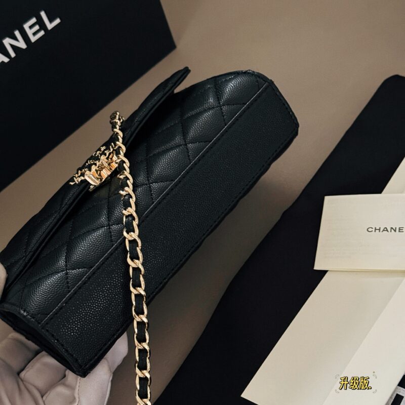7ac2178ff0.jpg 215 with packaging
size:19*10cm
Xiaoxiangjia 25skewly mobile phone bag
Kelly has made a comeback again
Little Kelly Grandma/Exquisite and Cute/
Putting down the phone is not a problem at all
Can be carried by hand or slung diagonally
The caviar cow...