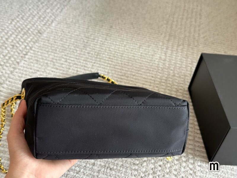 240 boxes
size：20cm
Prada Hobo Vintage Underarm Bag
Zhuzhu nylon chain bag of the same style!
Minimalist yet sophisticated chain bag
Being carried by the celebrity Zhu Zhu immediately became popular!
Nylon is lightweight, practical, durable, and ea...