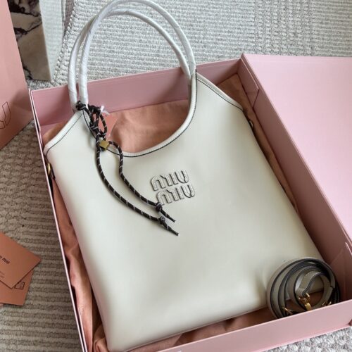 240 boxes
size：35*32cm
Miumiu's new tote
The wind is blowing too hard this year
There are so many popular products!
This version is also too beautiful, isn't it~