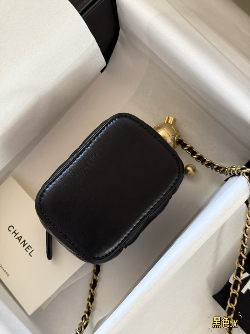 7add7f8bef.jpg 190 Pack
size:11×8.5cm
Run quantity, quality/packaging matching
Xiaoxiangjia's new product mouth red envelope/box package
Handheld makeup box
Opening it on the street can repair makeup
Close the shape that can be bent