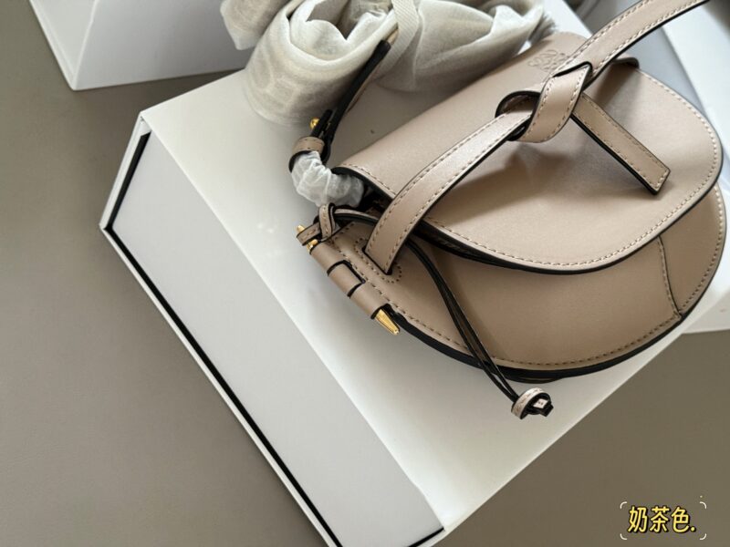 7ae1ca7027.jpg 275 boxes
Size: 20 * 15cm (small)
Loewe/Loewe
The new shoulder strap is very beautiful!
Gate Bag Saddle Bag Crossbody Bag,
I feel like gate is Loewe's gift!
? Cowhide leather!