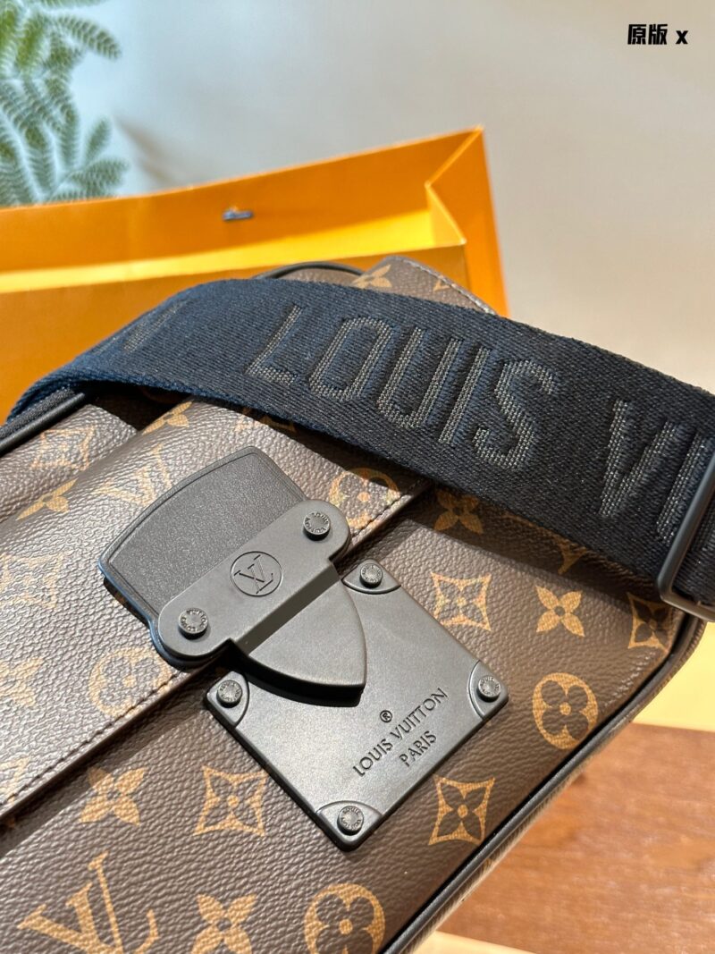 7ae34e289e.jpg Cowhide embossed p320 old flower p275 black flower p275
LV Men's Bag Recommendation | Men's Presbyopia S-LOCK Business Postman Bag! The Lv S-Lock series really gives people a dazzling feeling
The size of this bag is very suitable for boys to carry wh...