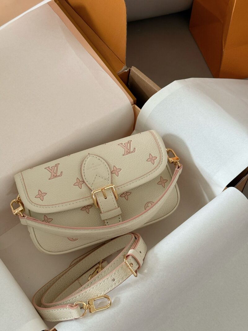7afb642a82.jpg 180 box upgrade version
size:19*11cm
L Family Diane Stick
Nano size has arrived
I can't believe it!
May Women's Bag New Product - Cream Nut Color
Mobile phone+powder+lipstick+lipstick+small tissue+small wet towel