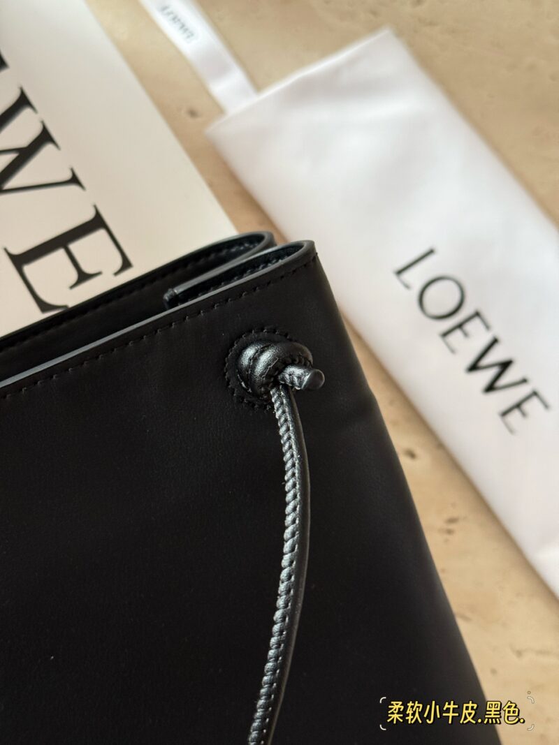 7b47c802e3.jpg 235 box cowhide
size:17*21cm
Loewe's new pebble pouch
Exquisite and compact
Zundu is very beautiful and soft
The material of calf leather feels very comfortable to the touch