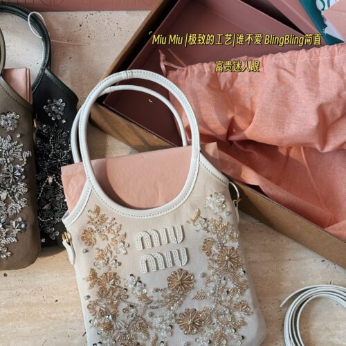 410 with complete packaging
Size: 19 * 32 (including wrist)
Cute Miumiu Ivy
Miu Miu | Ultimate craftsmanship | Who doesn't love BlingBling? Bling is simply amazing
Wealthy and charming eyes