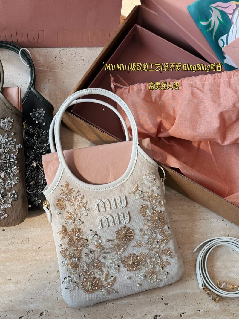 410 with complete packaging
Size: 19 * 32 (including wrist)
Cute Miumiu Ivy
Miu Miu | Ultimate craftsmanship | Who doesn't love BlingBling? Bling is simply amazing
Wealthy and charming eyes