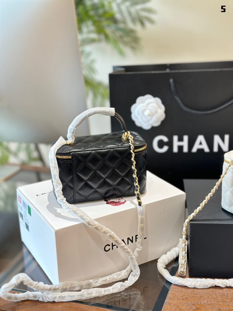Chanel P225
Chanel shiny gold standard diamond patterned sheepskin handle long box bag, hand-held single shoulder crossbody bag without mirror, 31 open
Brand new with ID card/dust bag as the preferred gift in foldable box packaging
