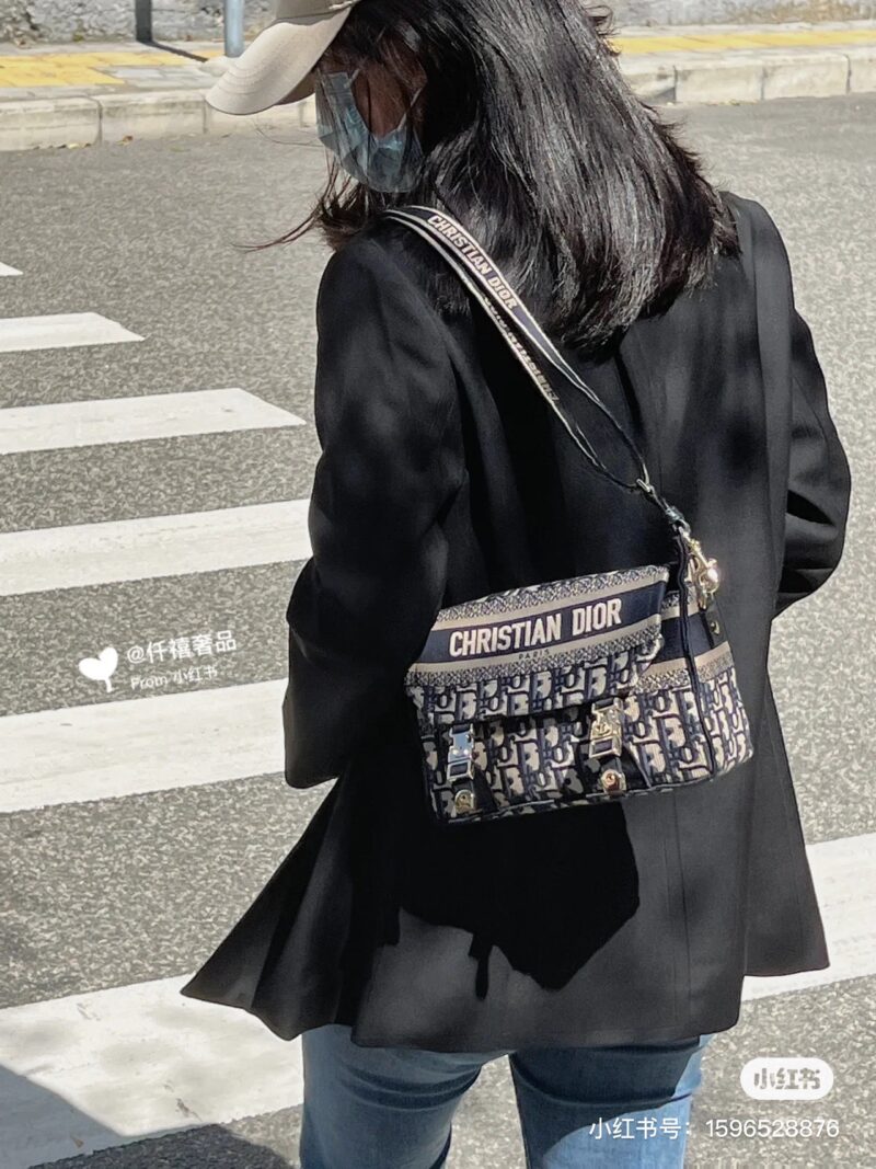 Dior Postman Bag,
Light weight, large capacity, can fit all daily needs
Oblique Jacquard Canvas Fabric is Versatile and Durable # Dior