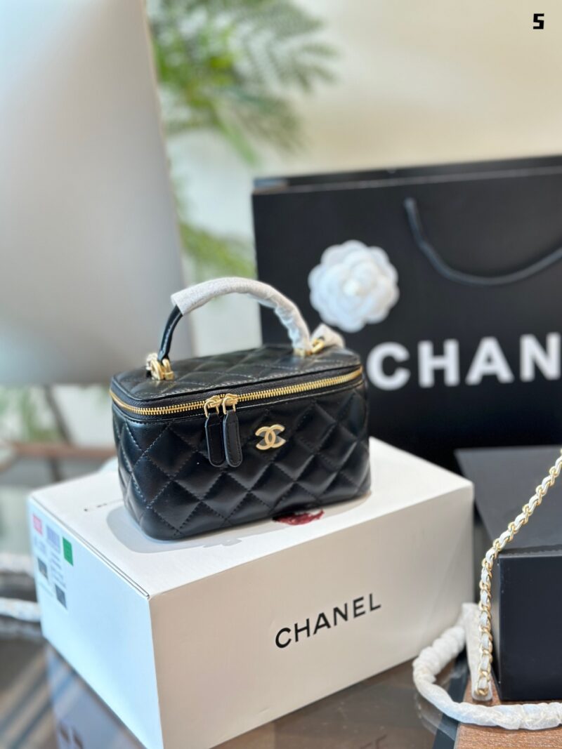 Chanel P225
Chanel shiny gold standard diamond patterned sheepskin handle long box bag, hand-held single shoulder crossbody bag without mirror, 31 open
Brand new with ID card/dust bag as the preferred gift in foldable box packaging