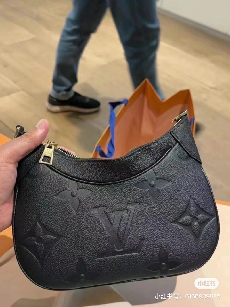 Here's the limit two again. Choose Lv bagatelle armpit bag, Lv bagatelle black and elephant gray
Both colors are absolutely beautiful, it's hard to choose who to like better. The two shoulder straps under the armpits are amazing, and even a crossbody...