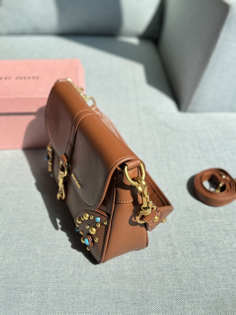 7b79e96e78.jpg 235 Heaven and Earth Cover
size:28×18
MIU MIU rivet stick bag, armpit bag, shoulder bag, crossbody bag
The design of this bag is simple and elegant, and the colors are also super versatile, making it easy to hold with both casual and formal wear!