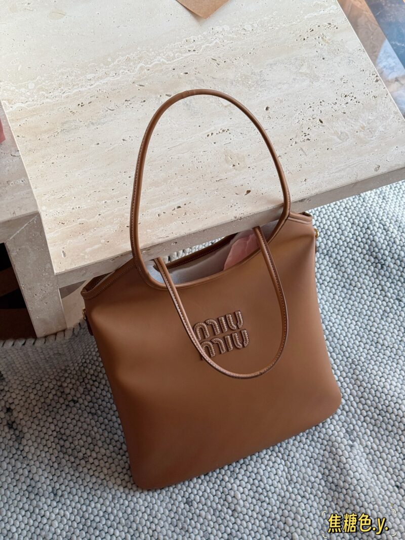 7b86adcd98.jpg 235 box upgrade version y
size:33*30cm
Miumiu's new tote
The wind is blowing too hard this year
There are so many popular products!
This version is also too beautiful!
Spring and summer tote bags are the king!