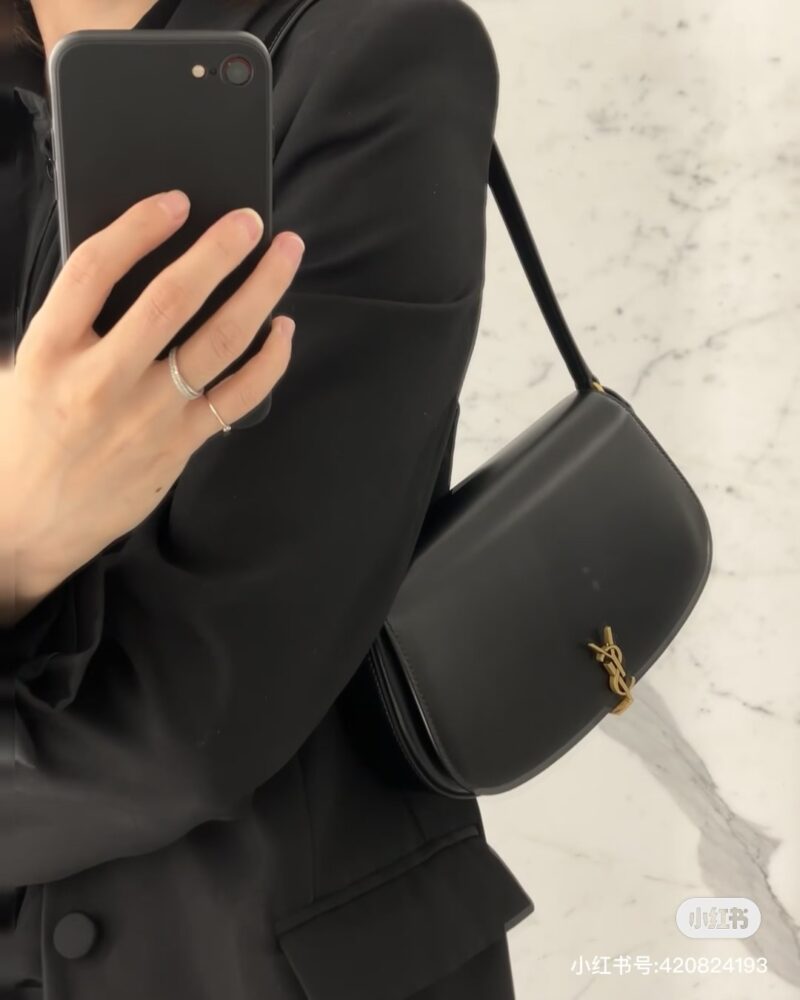 Favorite Underarm Bag for Going Out ▼ V
YSL new underarm bag
Mini Half Moon Shape
Simple and unique