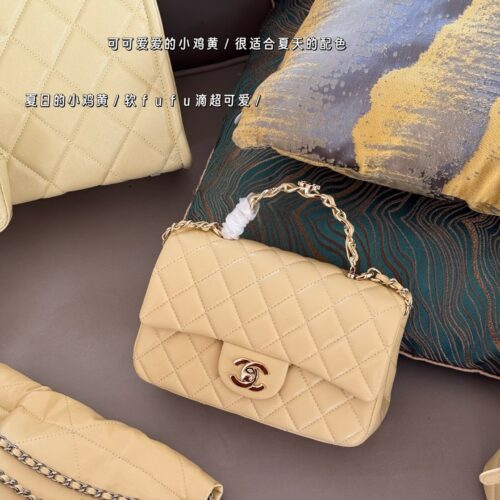 225 boxes
Grandma Xiang's color is absolutely stunning/stunning
size ：20*12cm
Xiaoxiangjia Chanel 23k Leather Chain Handle CF Upgrades Classic~
Can be carried by hand! The bag is very practical!
Sheepskin with light gold buckle, elegant and princes...