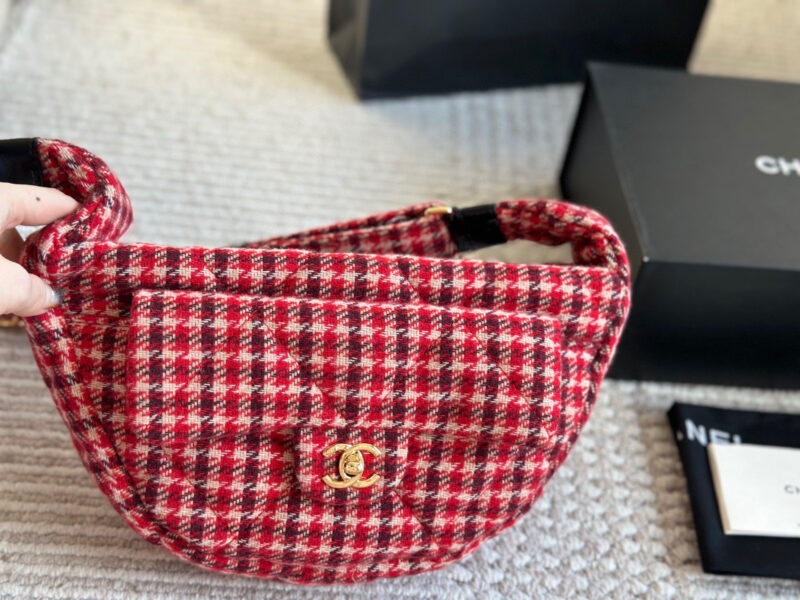 Box pairing
Chanel 24N Jennie Same Style
24N Chanel is quite impressive
I used to love this red small shoulder bag very much when I read lookbook before. I was lucky enough to get it on the first day of its launch. It weighs very light and is very re...