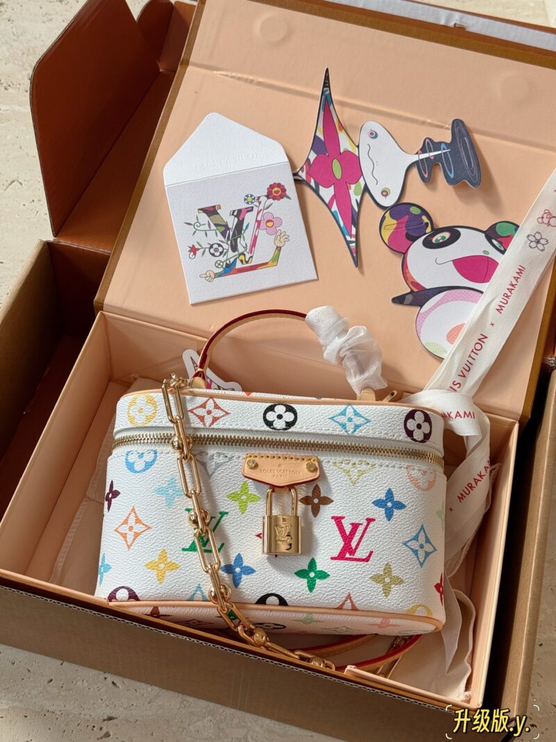 7bd36159b9.jpg 280 box upgrade version
size:19*12cm
L Home Vanity Small Box White Tri Color
?? Equipped with two shoulder straps and cute dolls
Super convenient and practical!
Who really sees who falls in love
The feeling of sinking at a glance upon seeing th...