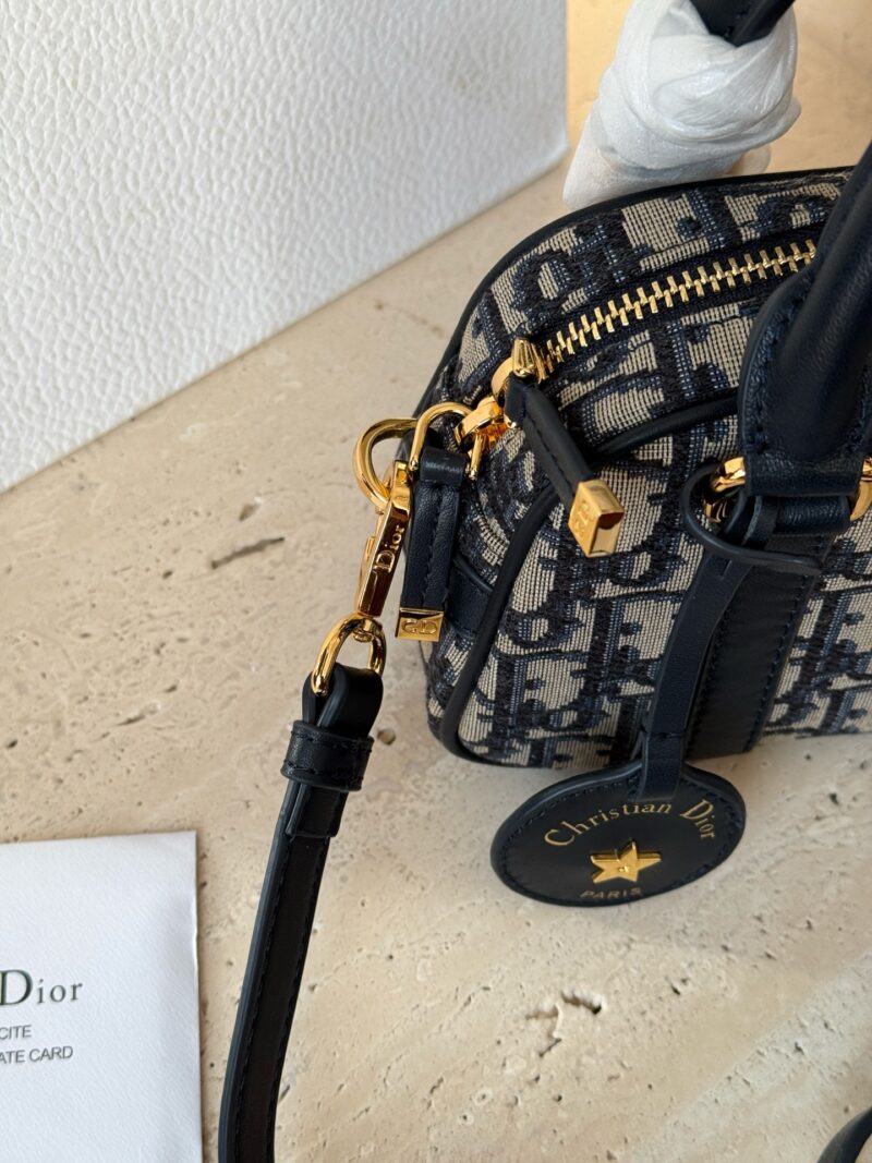 7bdc603ae2.jpg 290 boxes
size:20*12cm
D Home VIBE | Pillow Bag
Don't think I'm young, but I'm very good at pretending!
Summer25 new SIZE bowling bag, really looks great!