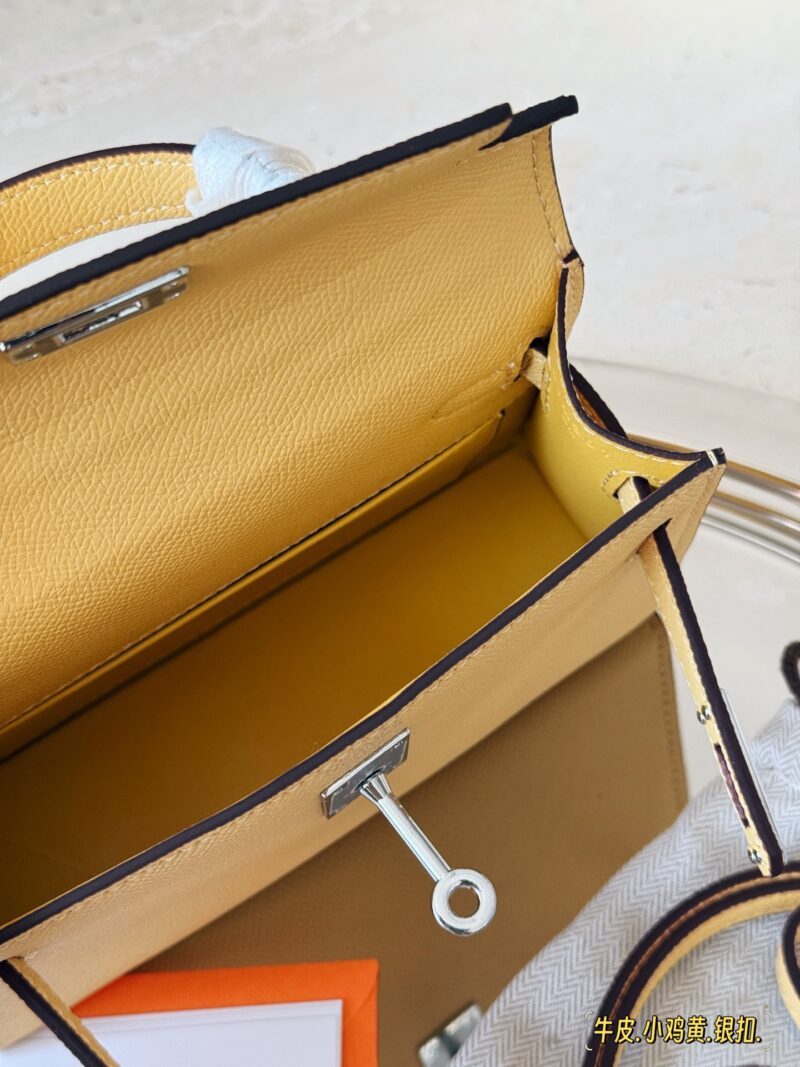 7bdef311d5.jpg 235 box
Size: 19 * 12.5cm
H Home Hermes Kelly Mini 2nd Generation
Really, madam. Madam looks great
?? Put down your phone
Also pretend to be cute!
?? Cross patterned cowhide
The bag is special and textured!