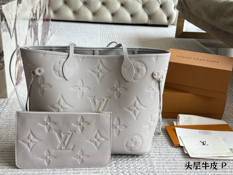 ￥ 370 original cowhide
LV Neverfull shopping bag
N41605LV is the classic flagship of the family, with a large capacity design that is perfect for both mommy bags and OL commuting, making it the bag with the highest appearance rate. The striped linin...