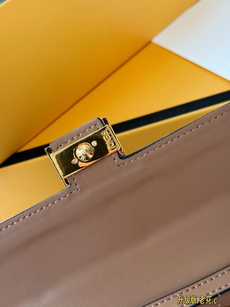 7c05b3228a.jpg 225 box upgrade version
size:21*12cm
Exquisite and trendy FENDI woc
F Family Wealth Pack
A chain shoulder strap and a thin leather shoulder strap can be worn as a single shoulder crossbody, and can also be twisted under the armpit
Super practical