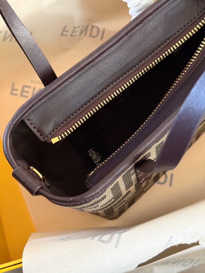 7c205d54d0.jpg 210 box
size:16*13cm
Fendi F Home
This small vegetable basket is really amazing,
I love it so much!
Full of vacation atmosphere,
Although it is small, it can also be packed very well,
A super lightweight small bag that can also be worn diagonally!