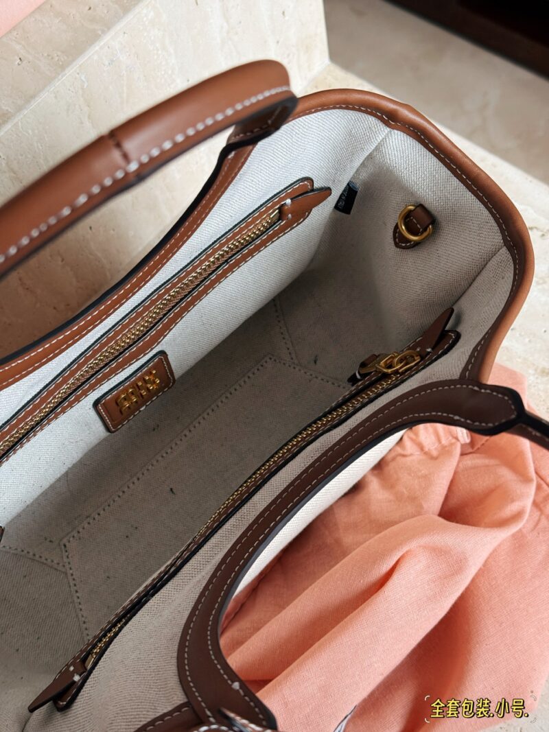 7c267ddd96.jpg 300 complete sets of packaging
size:21*18cm
Miumiu's new tote
The wind is blowing too hard this year
There are so many popular products!
This version is also too beautiful!
Miumiu's canvas bag is packed in one color for spring and summer!
Canvas an...