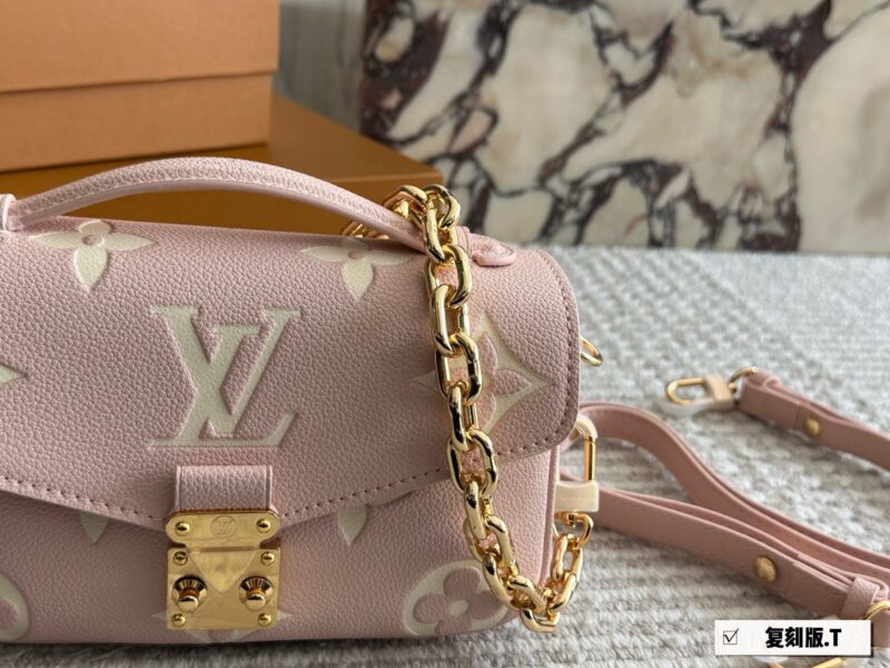 7c2d9502e8.jpg 300 boxes
size:21*13cm
L's new small postman Metis
Freshly baked colors in spring and summer
The perfect sized LV mailman bag is here
The usage rate is super high!
Cute and lovely finally!! It's out!
